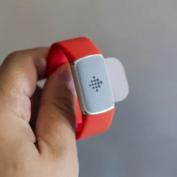 Recensione Fitbit Charge 6, sempre la migliore smartband ma con qualche piccola forzatura