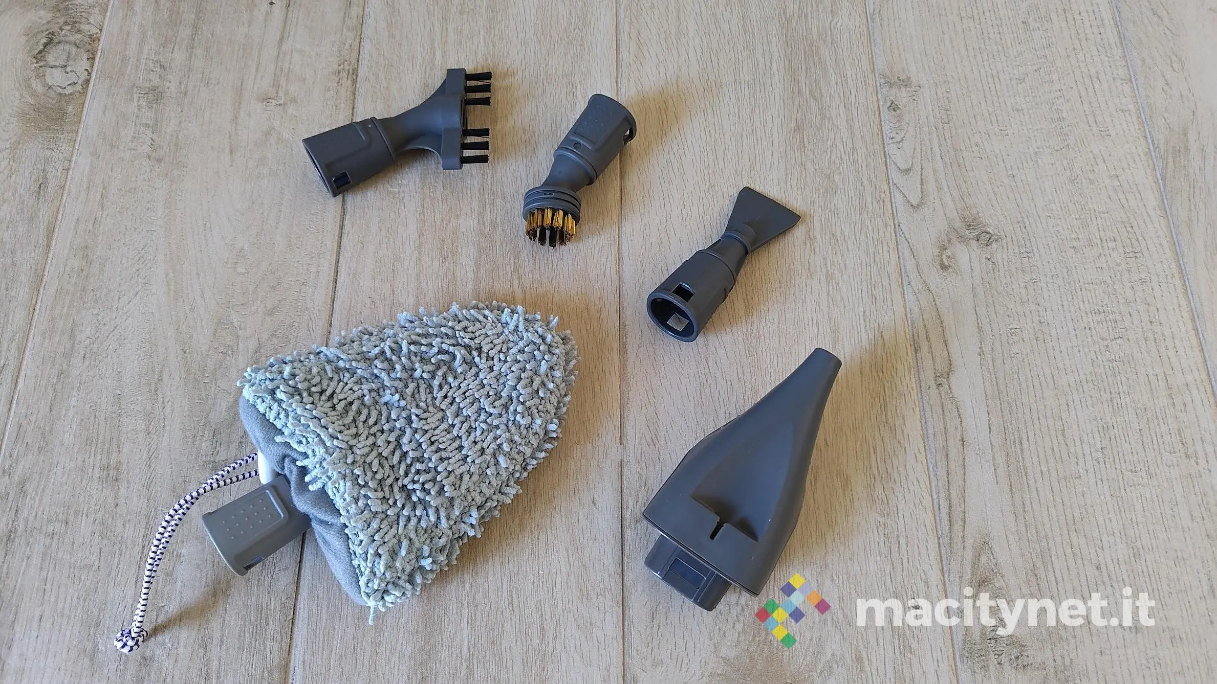 SharK S6005EU, in prova il vaporetto con panno ruotabile SharK S6005EU, in prova il vaporetto con panno ruotabile