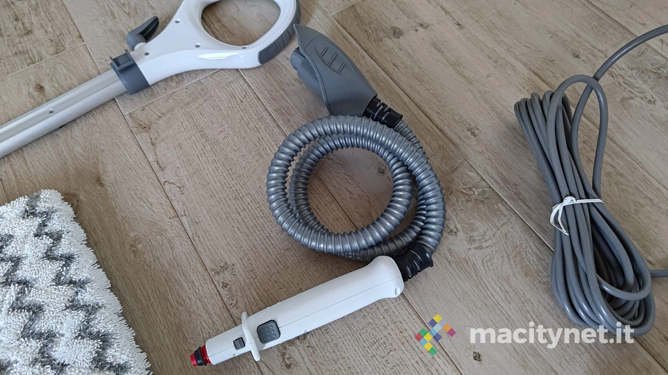 SharK S6005EU, in prova il vaporetto con panno ruotabile SharK S6005EU, in prova il vaporetto con panno ruotabile