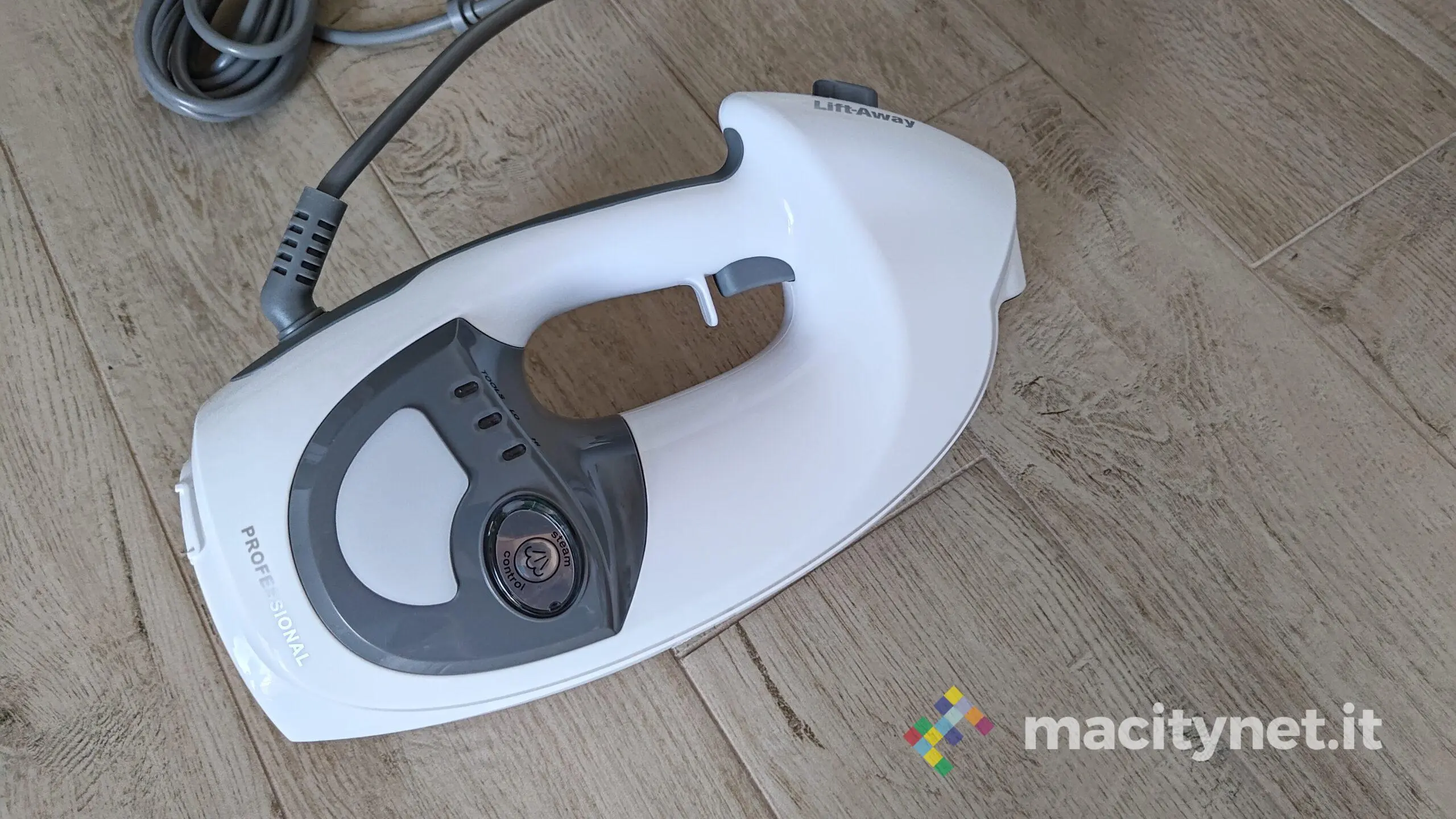 SharK S6005EU, in prova il vaporetto con panno ruotabile SharK S6005EU, in prova il vaporetto con panno ruotabile