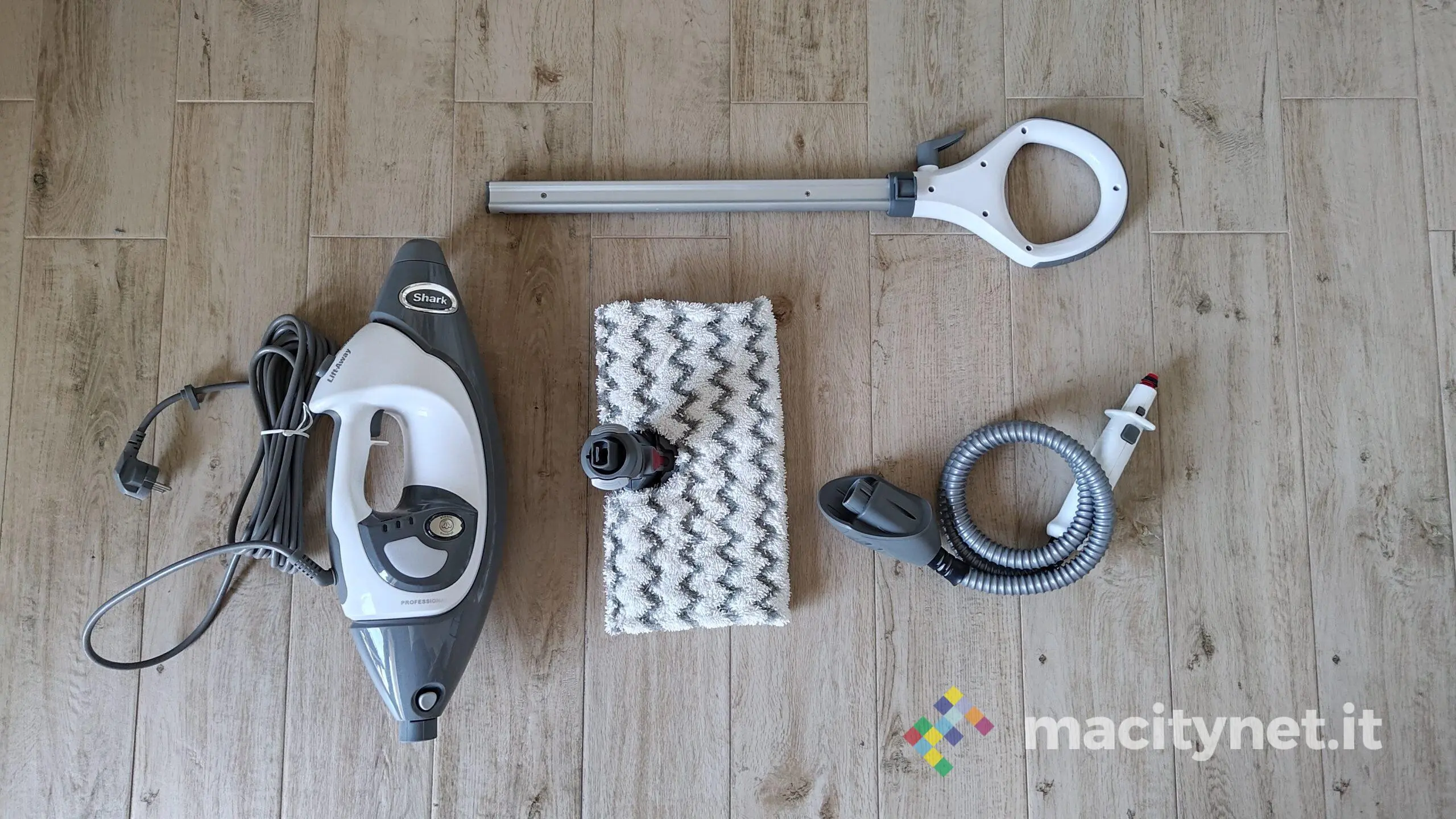 SharK S6005EU, in prova il vaporetto con panno ruotabile SharK S6005EU, in prova il vaporetto con panno ruotabile