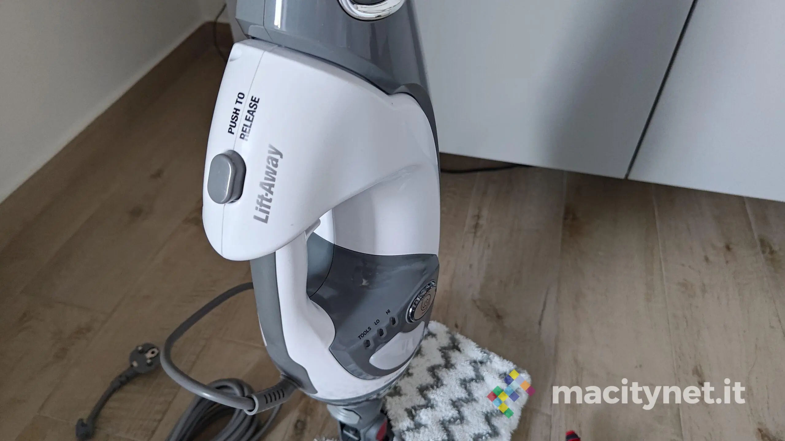 SharK S6005EU, in prova il vaporetto con panno ruotabile SharK S6005EU, in prova il vaporetto con panno ruotabile