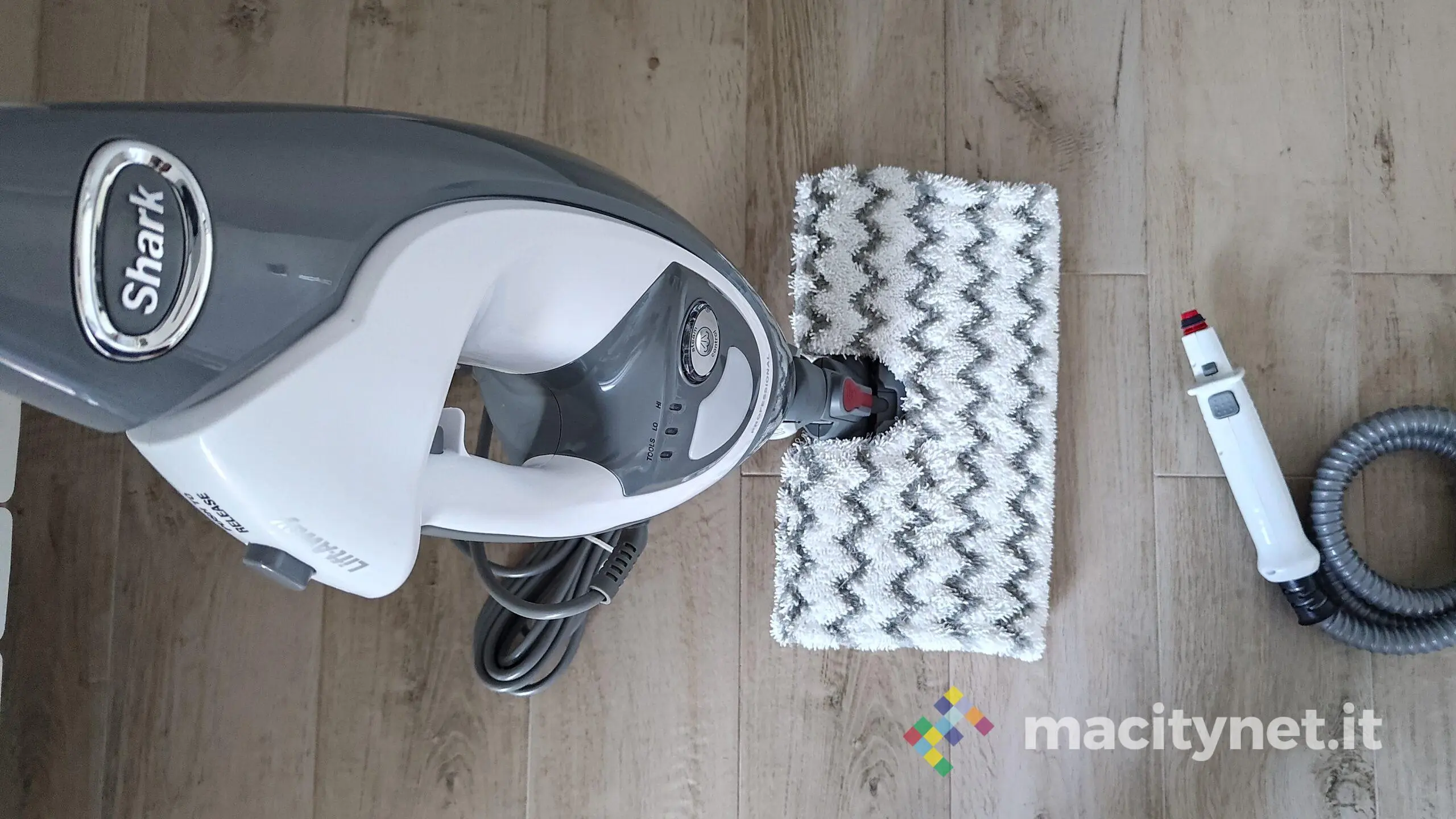 SharK S6005EU, in prova il vaporetto con panno ruotabile SharK S6005EU, in prova il vaporetto con panno ruotabile