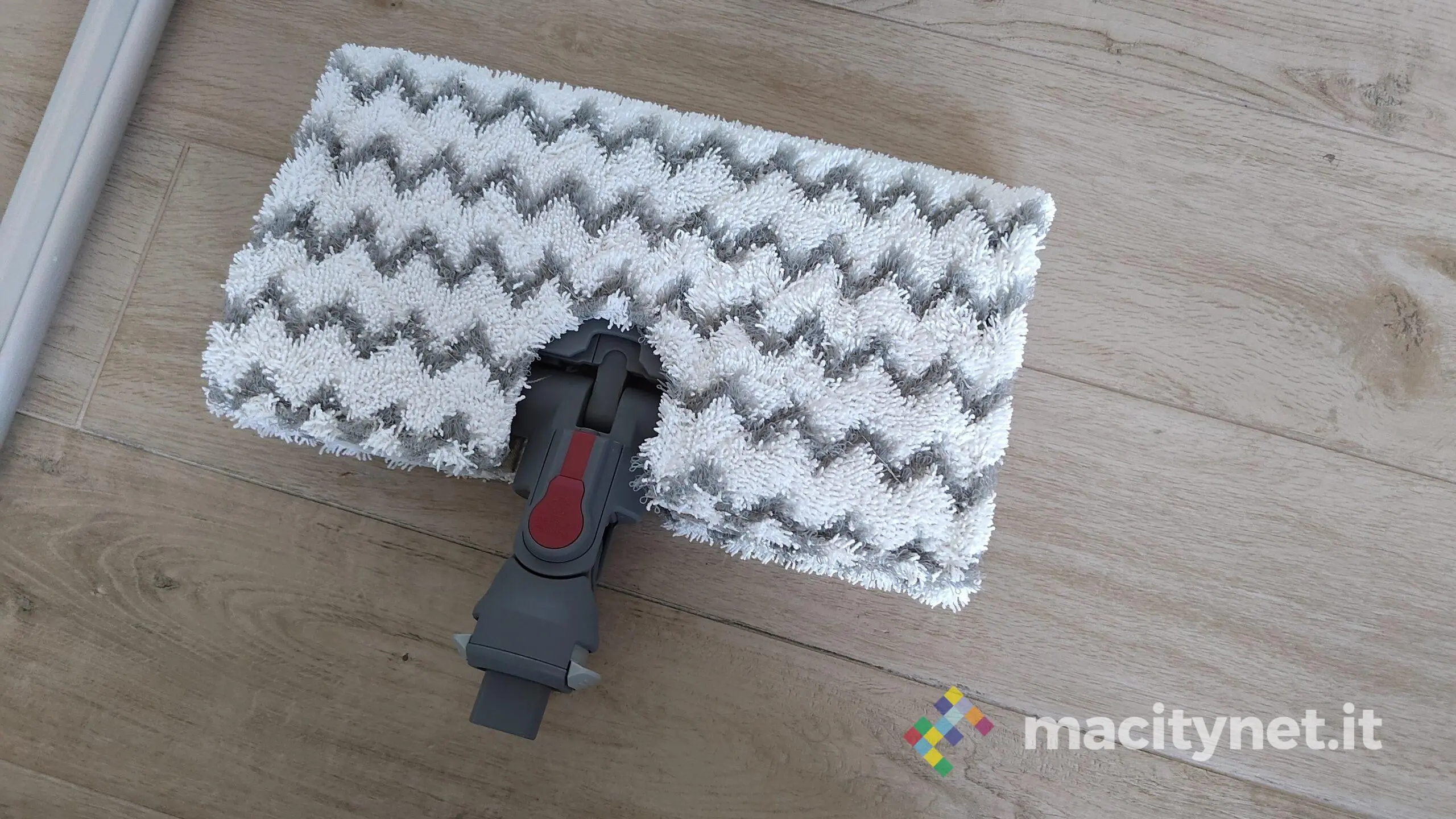 SharK S6005EU, in prova il vaporetto con panno ruotabile SharK S6005EU, in prova il vaporetto con panno ruotabile