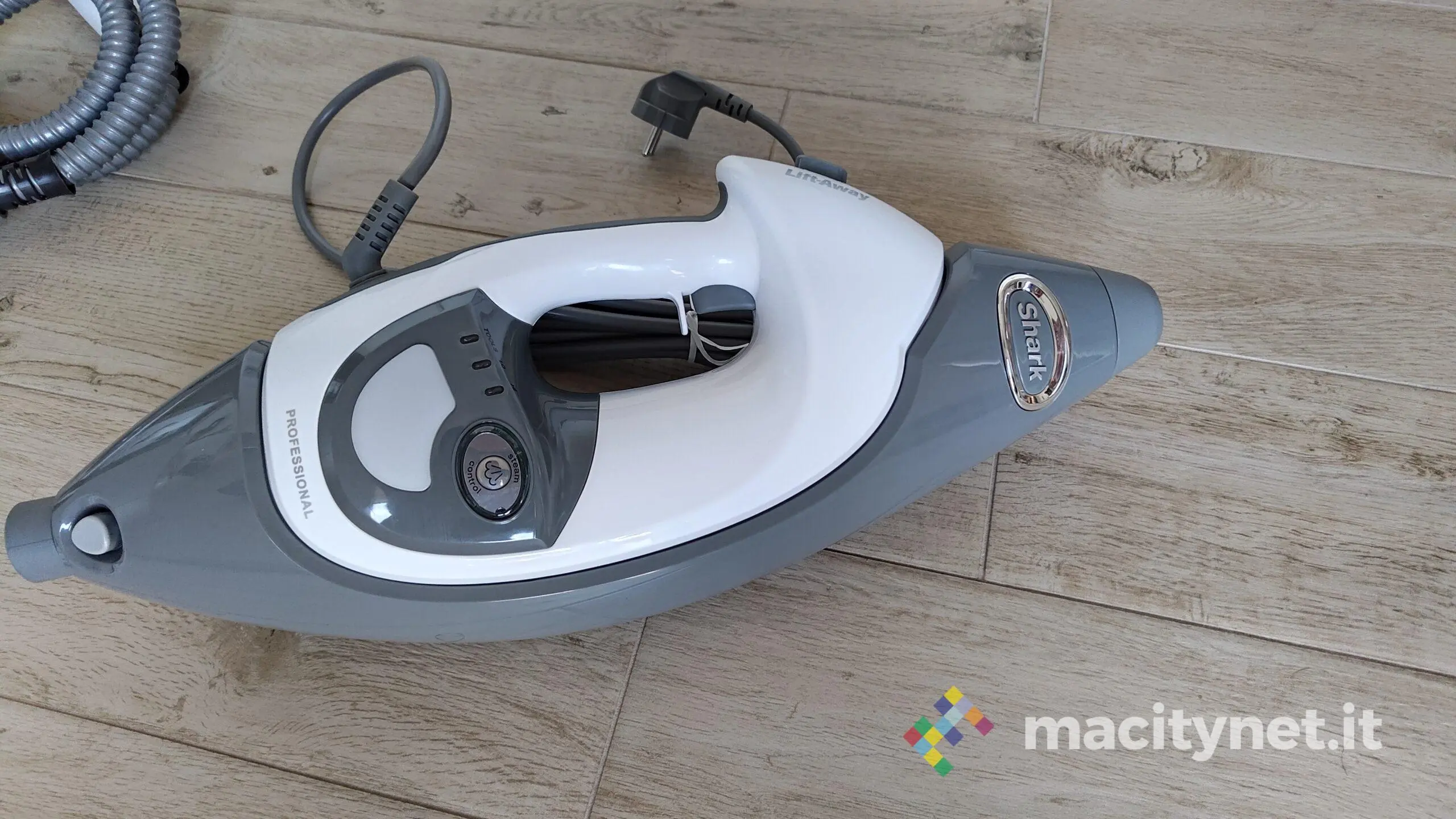 SharK S6005EU, in prova il vaporetto con panno ruotabile SharK S6005EU, in prova il vaporetto con panno ruotabile