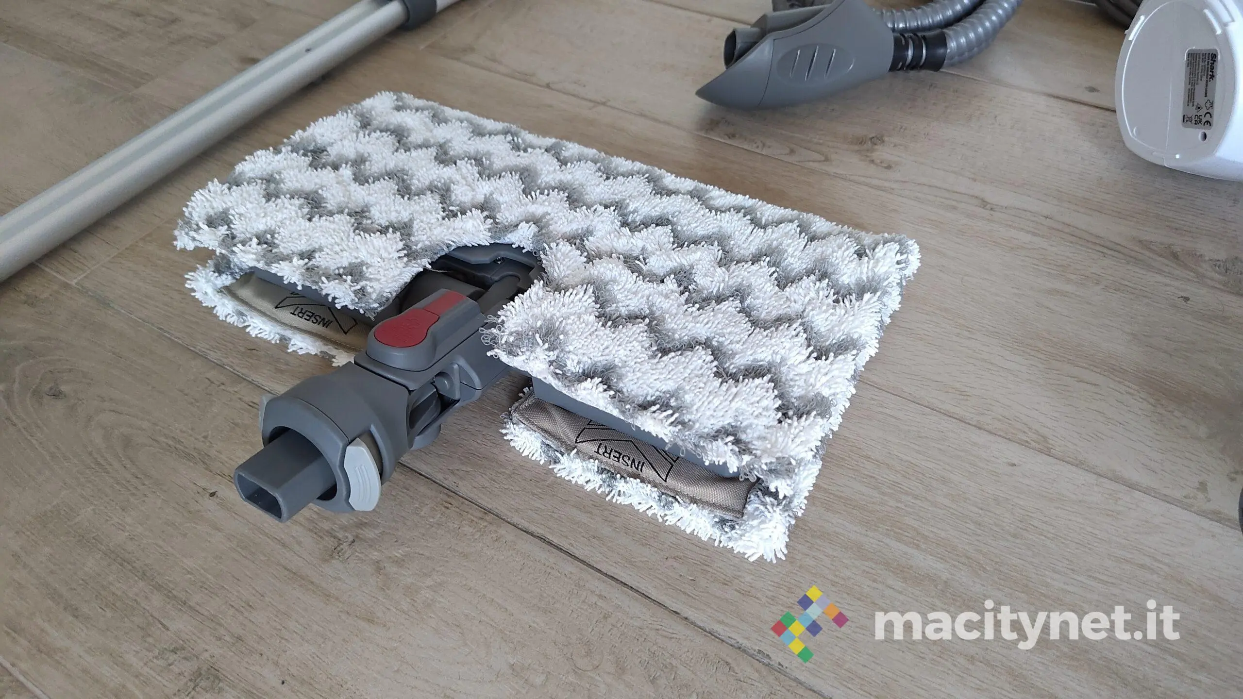 SharK S6005EU, in prova il vaporetto con panno ruotabile SharK S6005EU, in prova il vaporetto con panno ruotabile