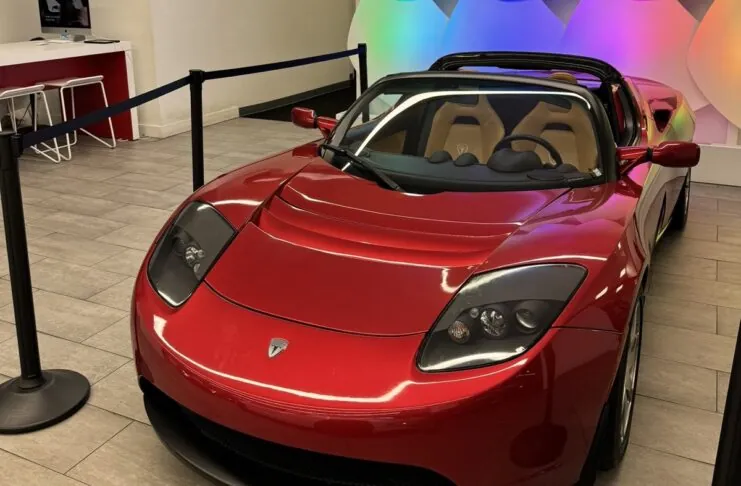 Tesla rende open source design e progettazione di Roadster