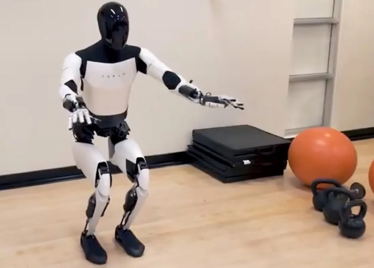 Tesla Optimus Gen 2 si muove quasi come un uomo Tesla Optimus Gen 2 si muove quasi come un uomo