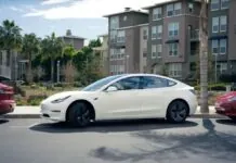 Tesla FSD, Elon Musk promette un anno di guida senza interventi Tesla lavora alla funzione per parcheggiare con un tap