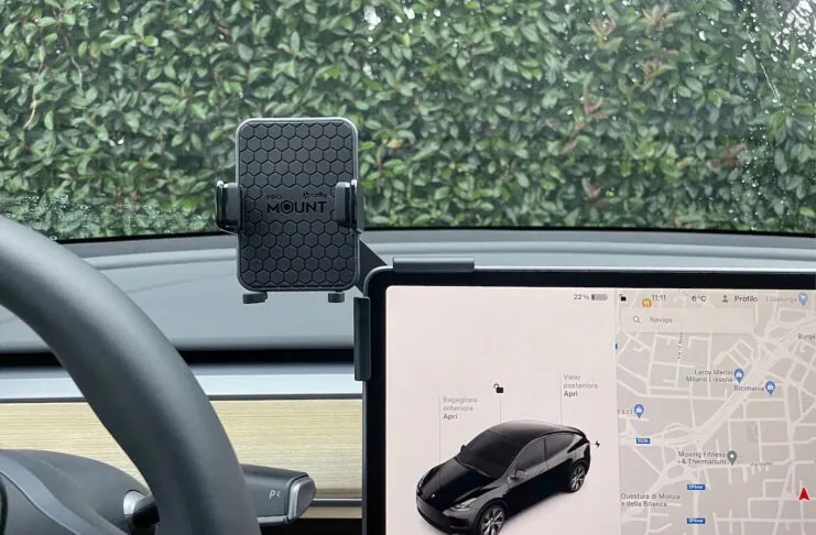 Celly lancia i supporti smartphone per le auto Tesla