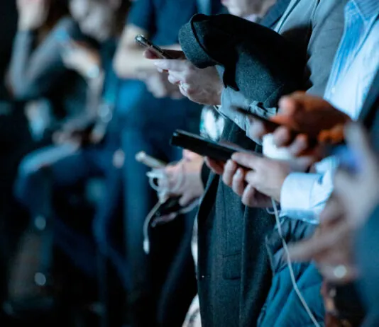 Metà degli adolescenti britannici ritiene di essere dipendente dai social media