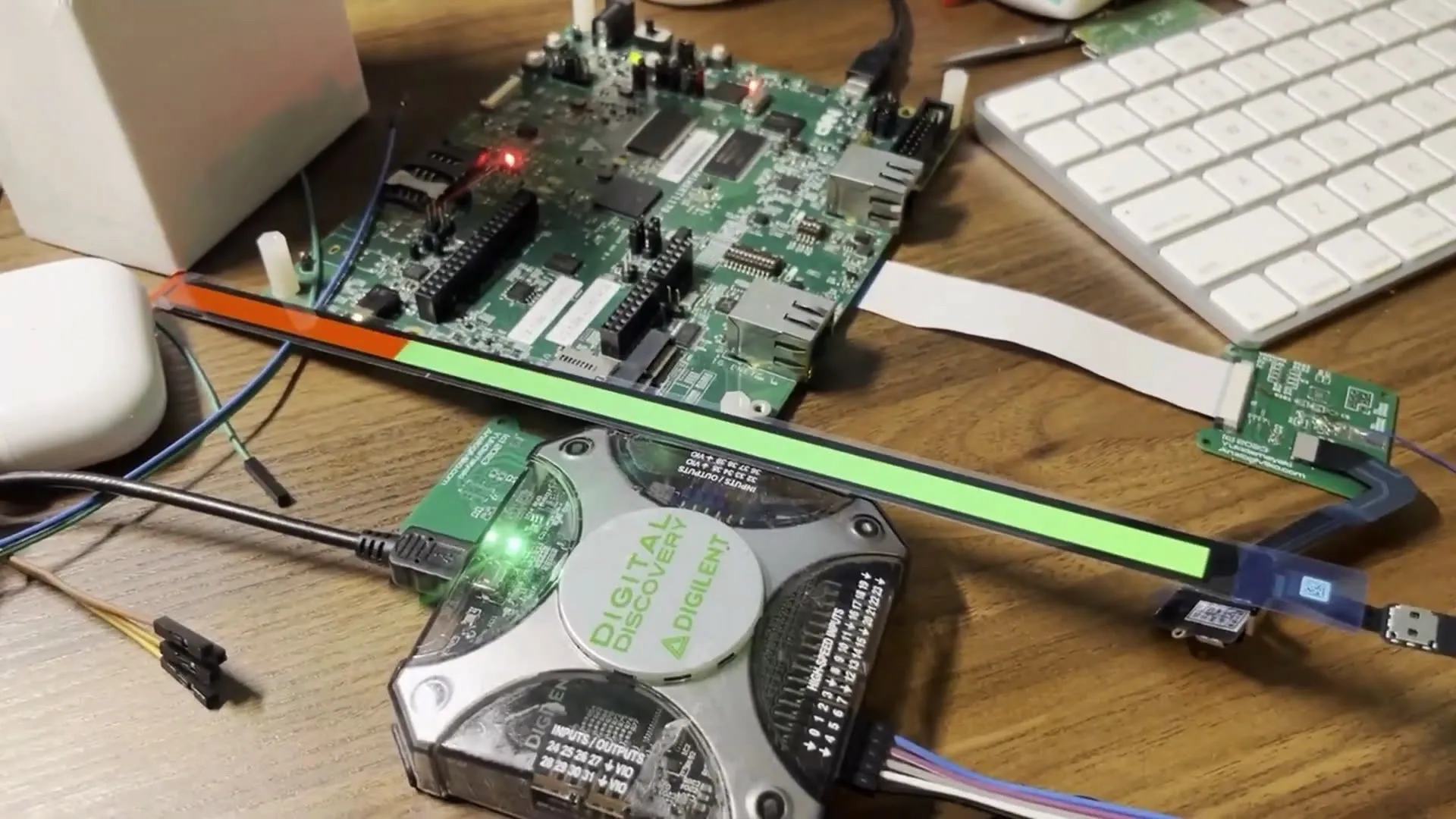 Smanettone spiega come sfruttare Touch Bar dei vecchi Mac in progetti hardware Smanettone spiega come sfruttare Touch Bar dei vecchi Mac in progetti hardware