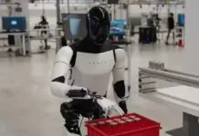 Tesla assume umani per addestrare i robot Optimus Tesla Optimus smista le batterie, impara nuovi lavori in fabbrica