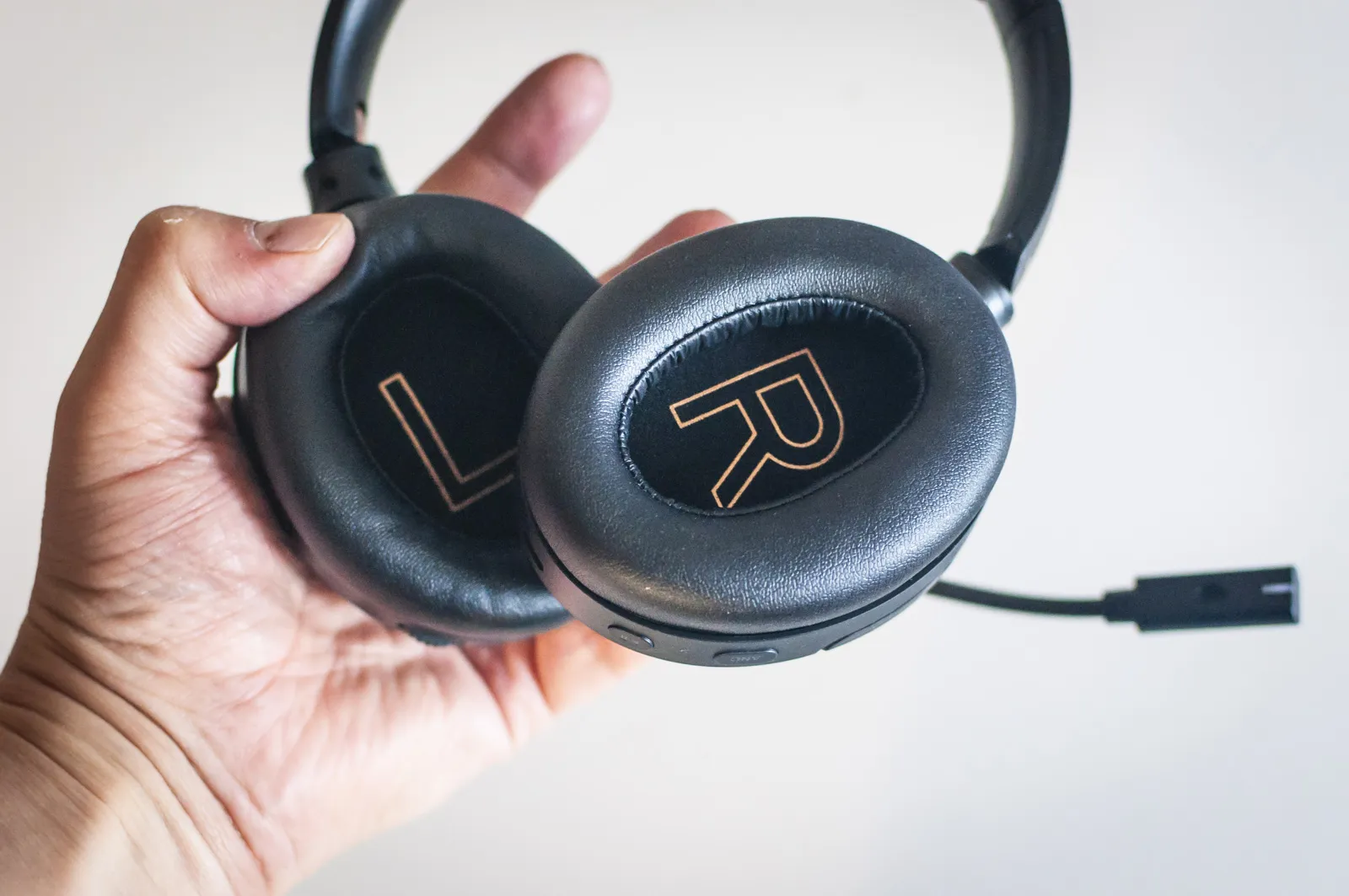 Recensione Creative Zen Hybrid Pro, cuffie da gaming per chi ha una vita energetica e potente Recensione Creative Zen Hybrid Pro, cuffie da gaming per chi ha una vita energetica e potente