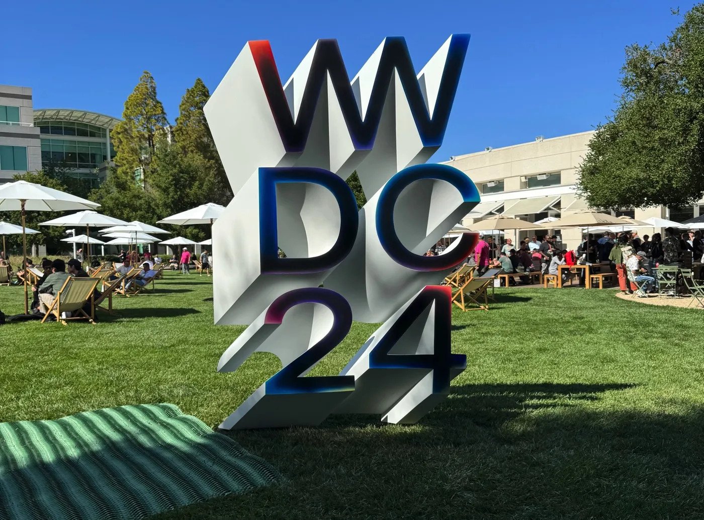 Inizia la WWDC24, sviuppatori alla carica nel Campus Apple Inizia la WWDC24, sviuppatori alla carica nel Campus Apple