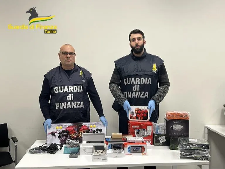 La Guardia di Finanza ha sequestrato a Torino 12 mila console piratate con giochi anni '80 La Guardia di Finanza ha sequestrato a Torino 12 mila console piratate con giochi anni '80