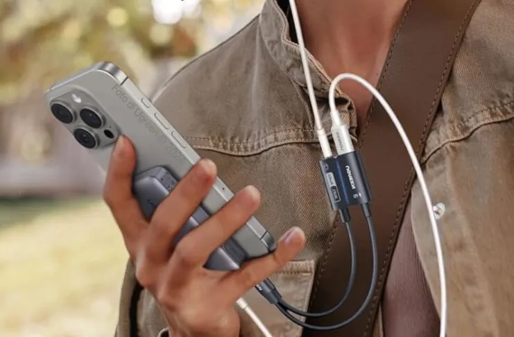 Cuffie con filo mentre ricaricate iPhone e iPad con l'adattatore Ugreen USB-C