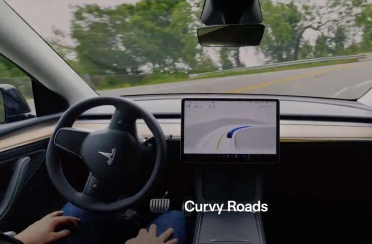 Musk e Tesla spingono la guida autonoma in vista dei robotaxi