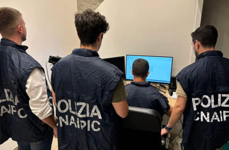 I sistemi di Giustizia costituivano il primo bersaglio dell’indagato: con manovre di attacco di straordinaria complessità, egli era riuscito ad insinuarsi al più alto livello di privilegi di accesso, potendo potenzialmente entrare e consultare tutti i segreti più riservati dell’attività giudiziaria del nostro Paese.  Gestori telefonici e telematici, fornitori di servizi satellitari, persino i sistemi della Guardia di Finanza, sono tra le altre vittime sinora accertate.