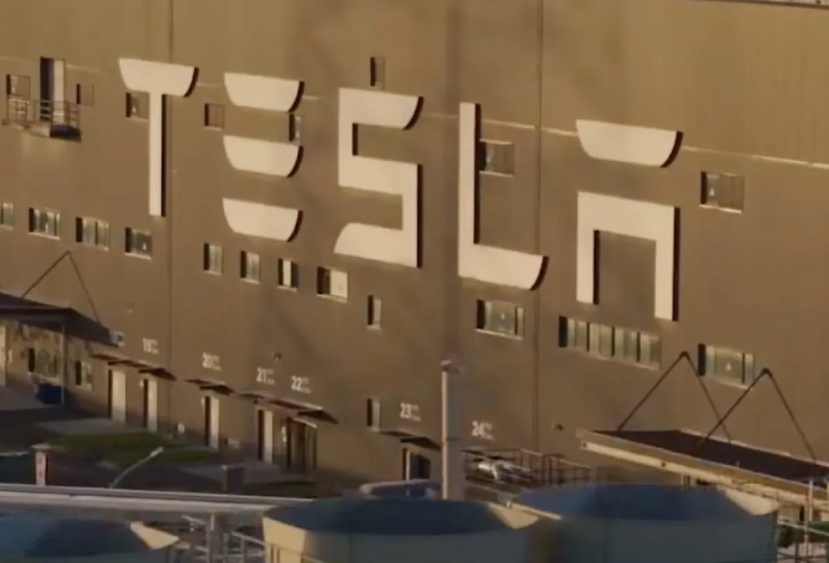 Tesla potrebbe costruire droni e velivoli elettrici Tesla potrebbe costruire droni e velivoli elettrici