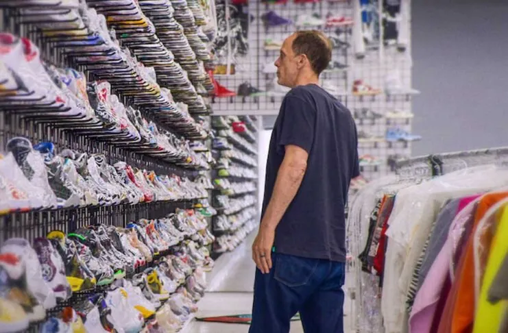 Su Netflix documentario sull'inganno del consumismo con il CEO di iFixit e un ex dipendente Apple - macitynet.it