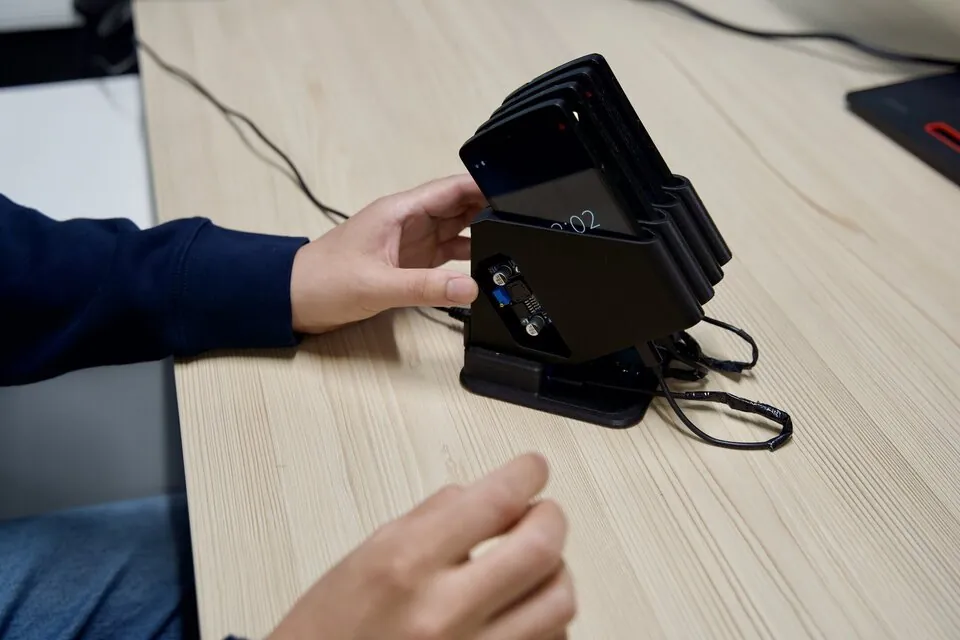 Ricercatori trasformano vecchi telefoni in piccoli data center - macitynet.it Ricercatori trasformano vecchi telefoni in piccoli data center - macitynet.it