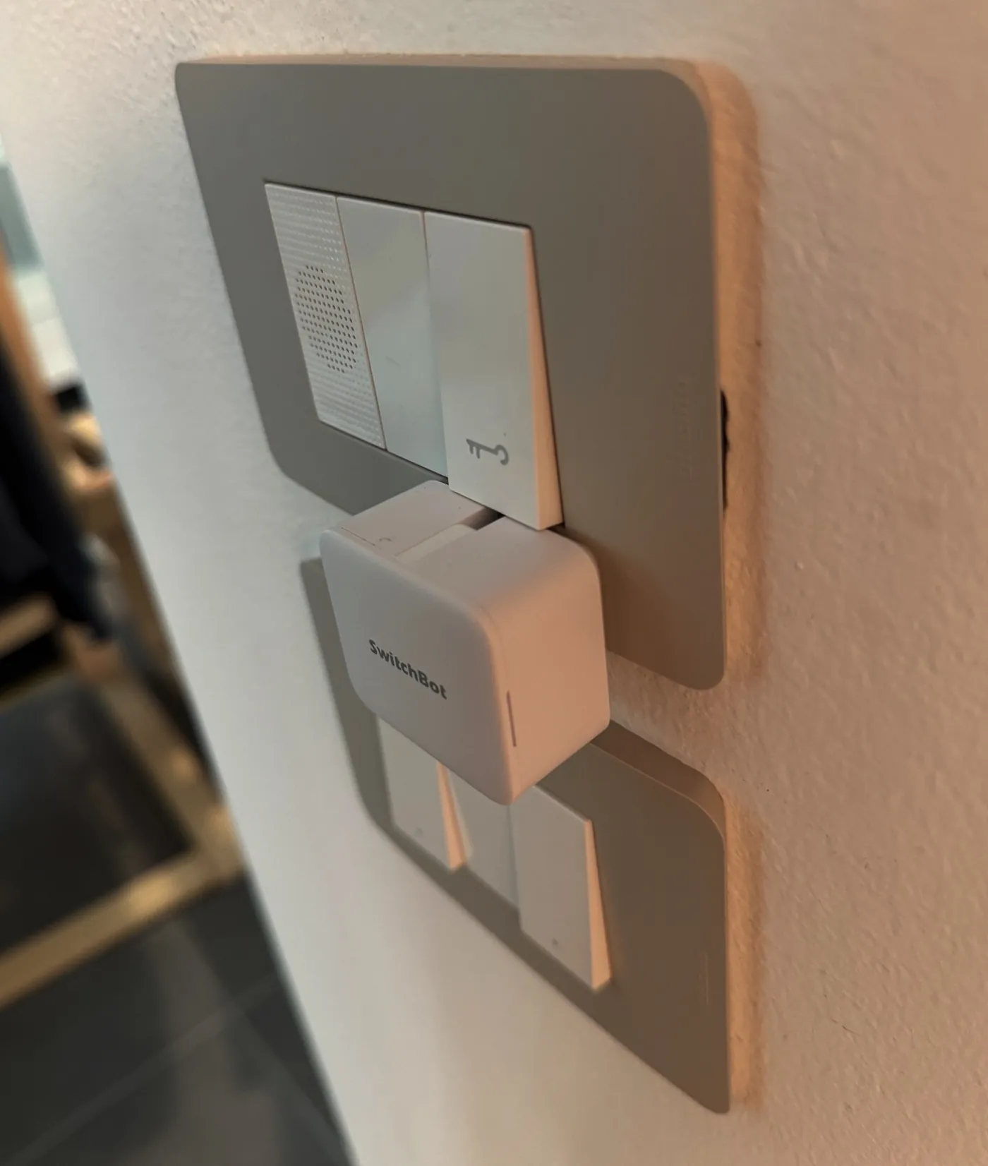 Recensione SwitchBot Bot, attiva cancelli, garage e interruttori senza l’intervento dell’elettricista - macitynet.it Recensione SwitchBot Bot, attiva cancelli, garage e interruttori senza l’intervento dell’elettricista - macitynet.it