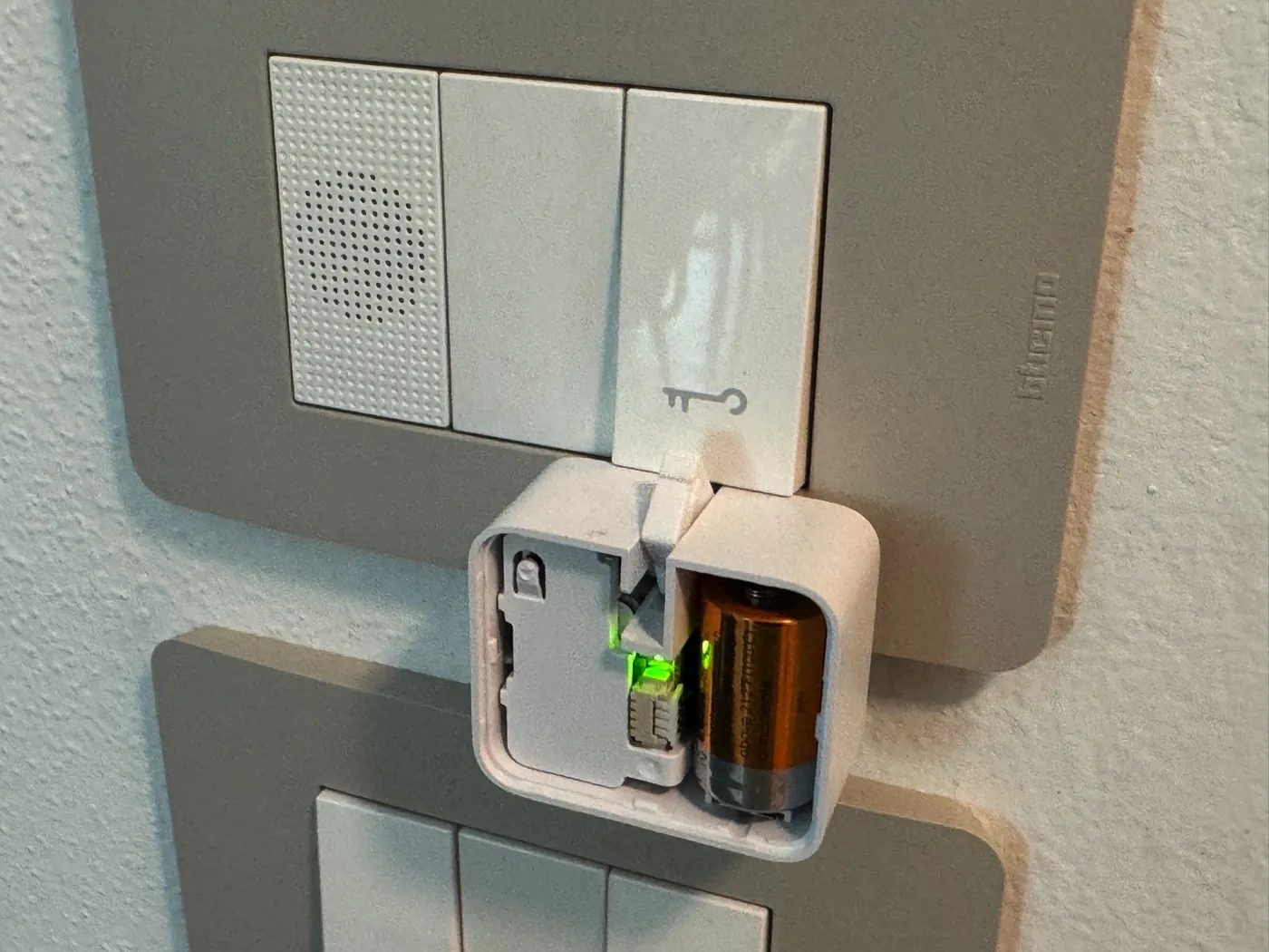 Recensione SwitchBot Bot, attiva cancelli, garage e interruttori senza l’intervento dell’elettricista - macitynet.it Recensione SwitchBot Bot, attiva cancelli, garage e interruttori senza l’intervento dell’elettricista - macitynet.it