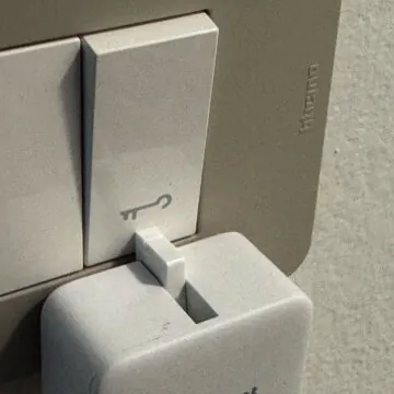 Recensione SwitchBot Bot, attiva cancelli, garage e interruttori senza l’intervento dell’elettricista - macitynet.it