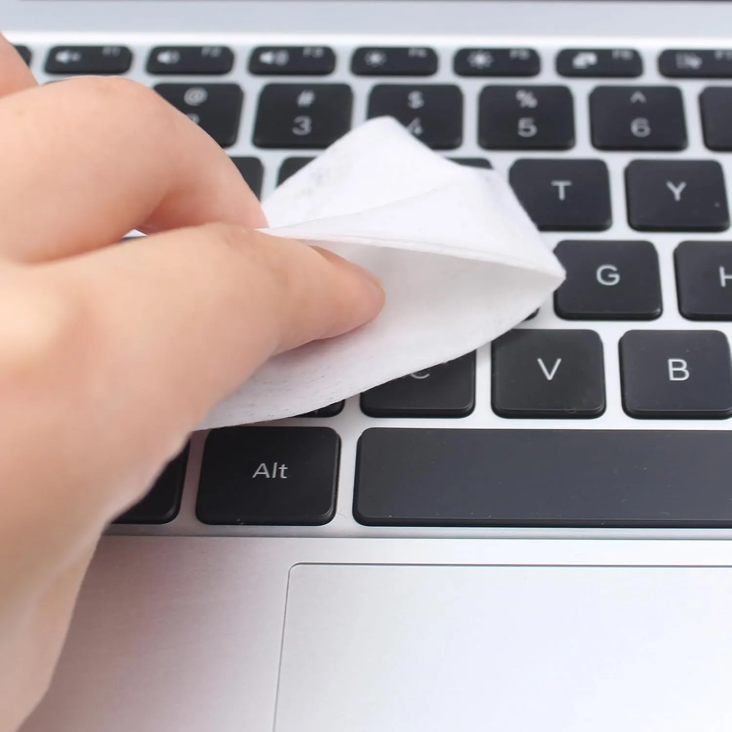 Come pulire la tastiera di MacBook Air e MacBook Pro - macitynet.it Come pulire la tastiera di MacBook Air e MacBook Pro - macitynet.it