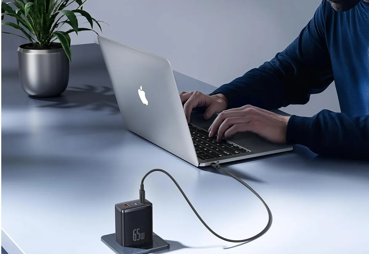 Caricabatterie da 65W, tre porte e perfetto per i nuovi iPhone a solo 19,49 € - macitynet.it