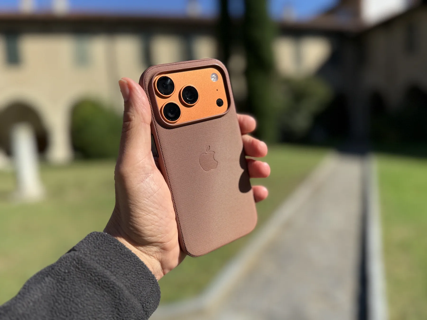 Recensione iPhone 17 Pro - macitynet.it iPhone 17 Pro con la custodia Apple