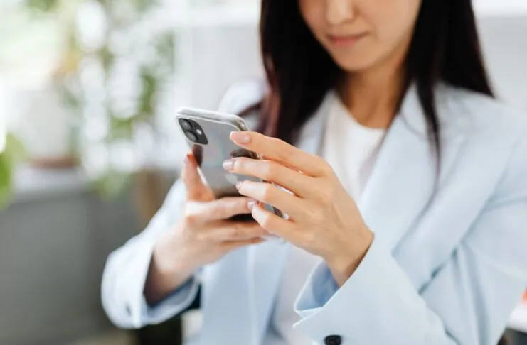 Donna con smartphone