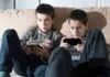 “Mio figlio non riesce a disconnettersi”, i segnali d’allarme della dipendenza tecnologica dei bambini smartphone bambini danni