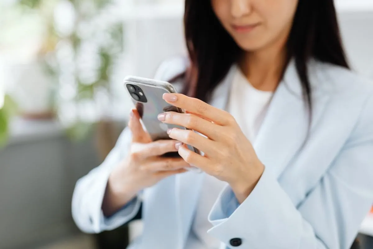 Donna con smartphone Donna con smartphone